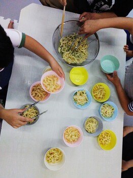 子ども達が粉からうどんを作って、今みんなで協力して盛り付けています。